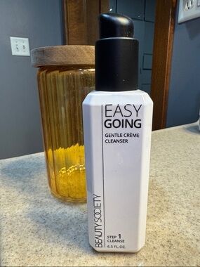 Easy Going Gentle Crème Cleanser — White